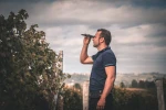 Fabio-Perrone-nei-suoi-vigneti-di-Valdivilla-1200x800.webp