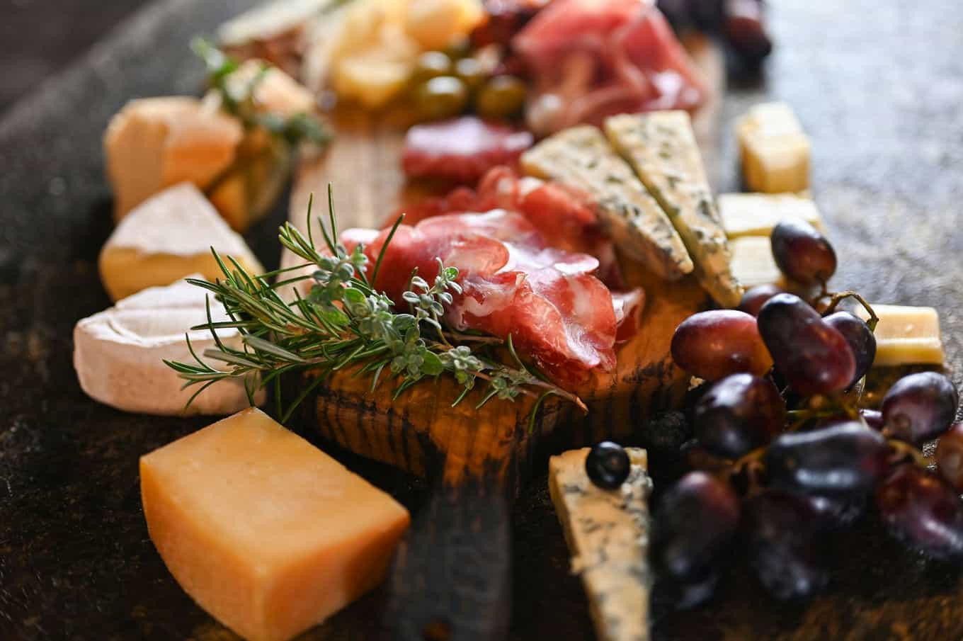 Jak ułożyć deskę antipasti z wędlinami z Włoch, serami i winem?